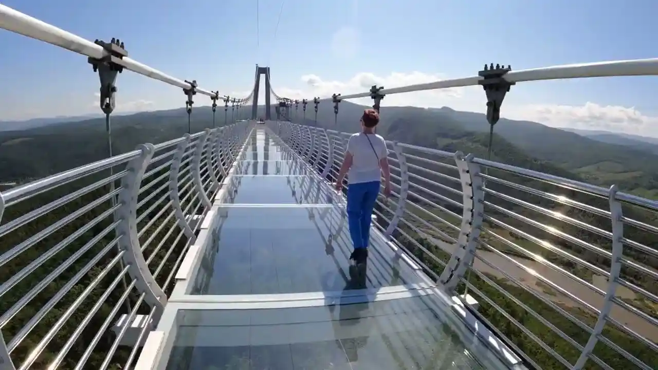 Стеклянный мост 5D в Хуньчуне